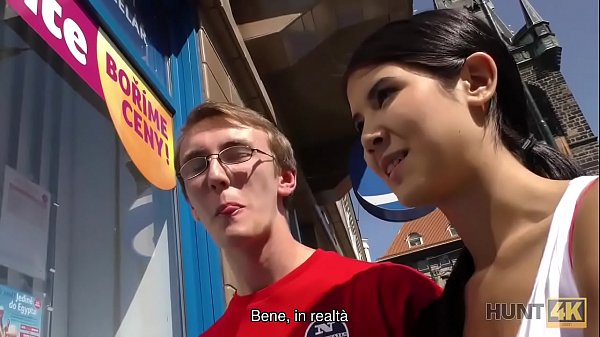 HUNT4K. Il cornuto nerd &egrave; felice di essere pagato per la figa della sua fidanzata