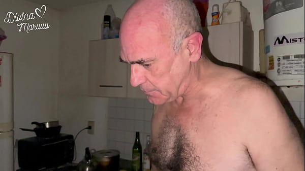 Pendeja Tetona Seduce al Viejo, le entrega el CULO y le Vac&iacute;a la Casa - Ft. ElAbueloDelNopor