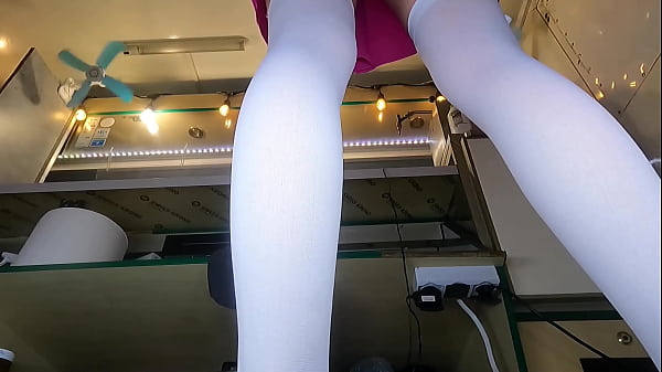 Sexy chick upskirted when she had no panties on 