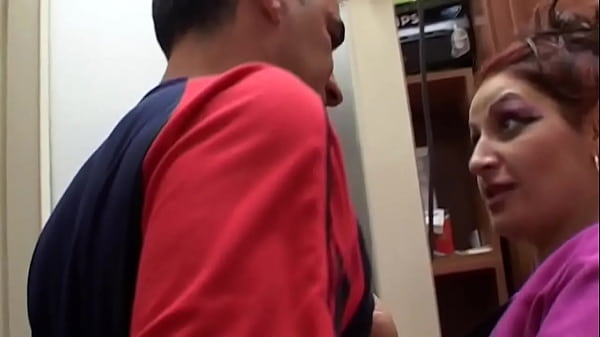 Lecca il suo sperma caldo con la punta della lingua