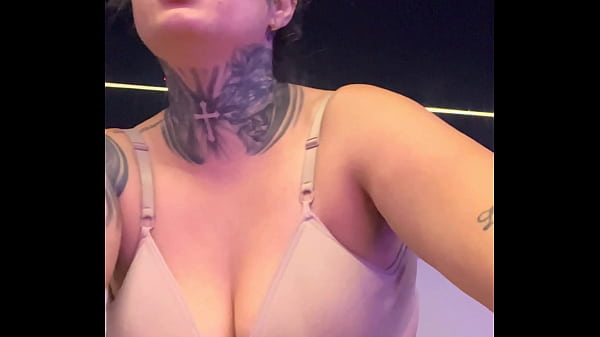 Meu personal da academia ficou com tanto tes&atilde;o que n&atilde;o aguentou e me fez chupar o pau dele ate eu vomitar ! Engasga na pica grossa sua puta safada chupa essa porra..