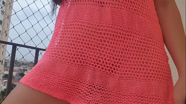 Bucetinha aparece na varanda de casa