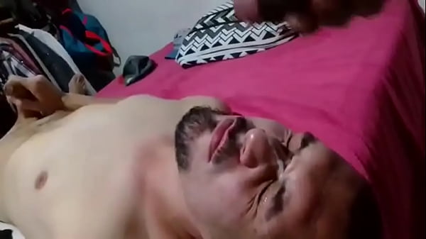 Puto dando o c&uacute; e levando esporrada do dotado safado  