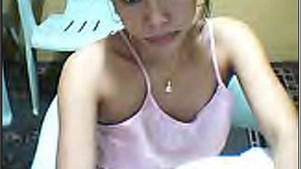 Cute filipina plays her pussy....