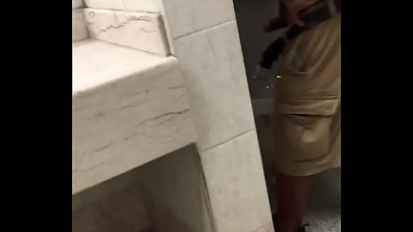 En el ba&ntilde;o hetero muestra pito