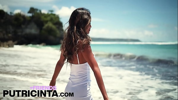 Skinny Putri Cinta Stripping Naked On A Tropical Beach