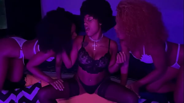 Filme Lesbico com tres negras lindas safadas e cheias de tes&atilde;o