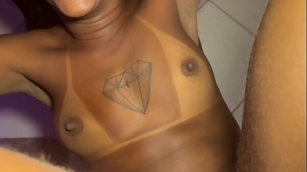 Achei a negona no pagode e arrastei pro motel, meti muito leite na sua buceta e depois chupei ela Toda gozada . 