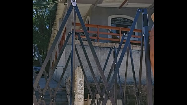 Montando uma tenda na ch&aacute;cara usando um Body socado no rabo 