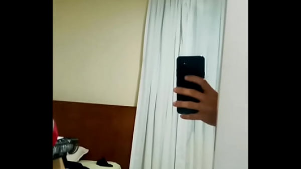 Mostrando meu pau duro e pequeno  