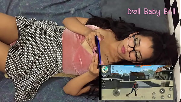 mi amiga bajo la guardia por jugar con el celular  