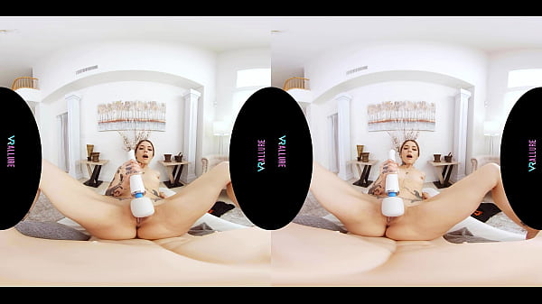 Sexy tattooed Latina rides her favorite toy in virtual reality