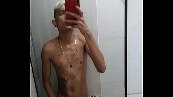 Batendo punheta no banheiro depois do jogo de futebol