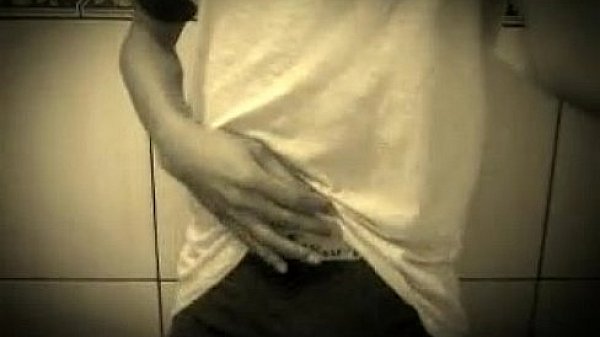 LIPY 2-) Com sua mega rola brincando no banheiro