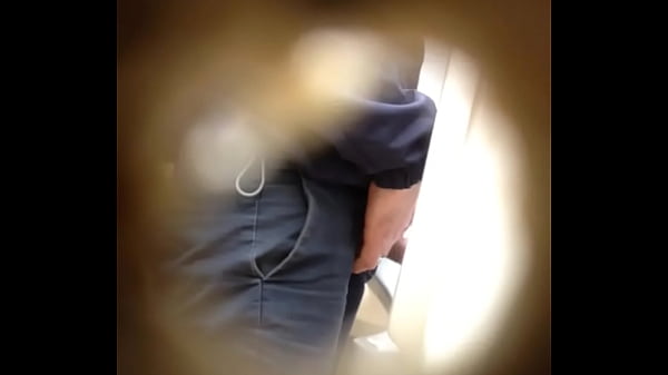 espiando ba&ntilde;o publico