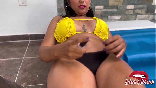 My friend is in the bathroom and I take the opportunity to insert my cock into his girlfriend, and she sucks me a lot until she swallows it all  