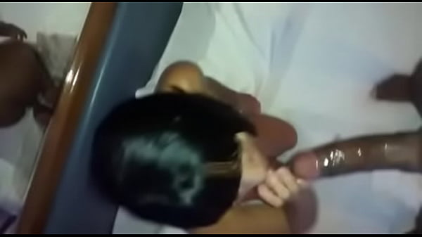 Ninfetinha ajoelhada chupando a tora do Mulato23cmrj