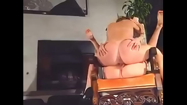 Lesbianas follando en una silla