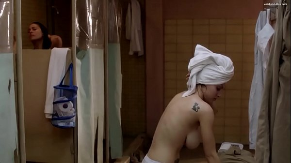 Taylor Schilling & Laura Prepon - Orange Is the New Black: S01 E01 (2013)