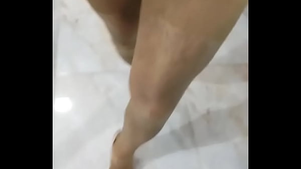 Muy deliciosa travesti con medias pantimedias y tacones  