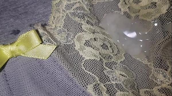 Me vine sobre el bra de encaje verde de mi compa&ntilde;era