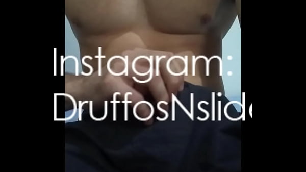 Homem Gostoso batendo uma punheta no quarto. Homem fitness