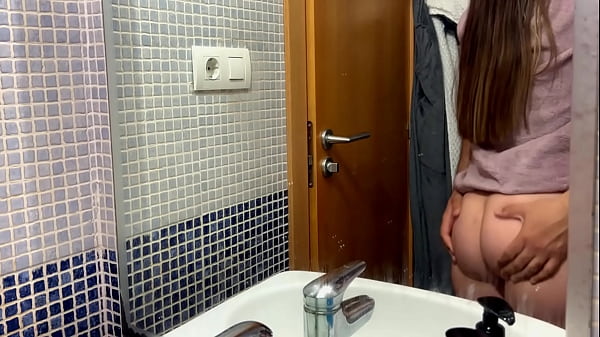 Hijastra sabe como sacar semen de mi polla , ella cabalga despues de la universidad