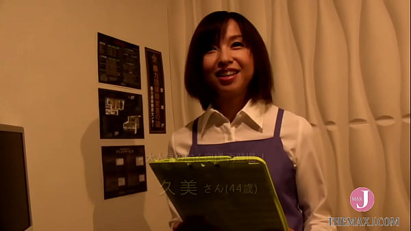 個室で2人きりになりムラムラしたスタッフがチンポ差し出すと待ってましたとばかりに美味しそうに舌先で亀頭を転がします