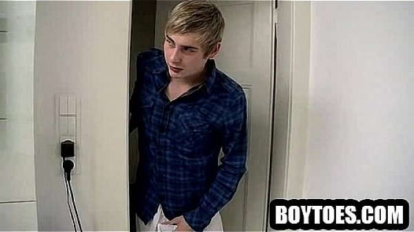 Two hunks sucking each others toes in a bathtub