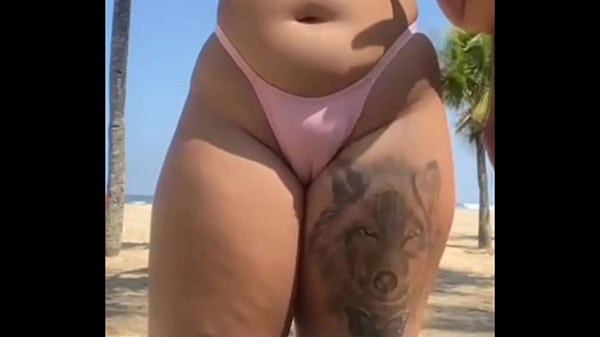 Deixei o cara da um tapa na minha Bunda na praia e ele tirou o pau pra fora - fiquei assustada mas no final cai de Boca