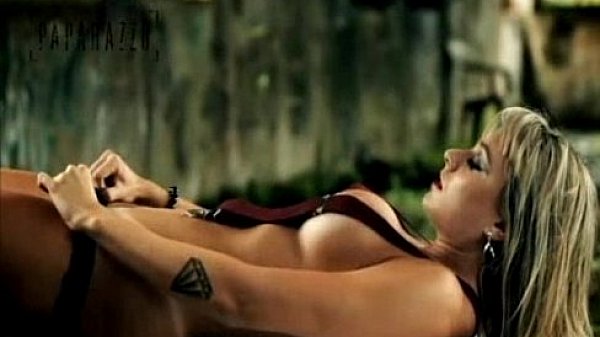 Paparazzo ensaio ensual de Juju Salimeni