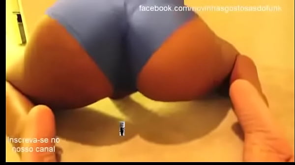 Gostosa dan&ccedil;ando funk de shortinho enfiado  