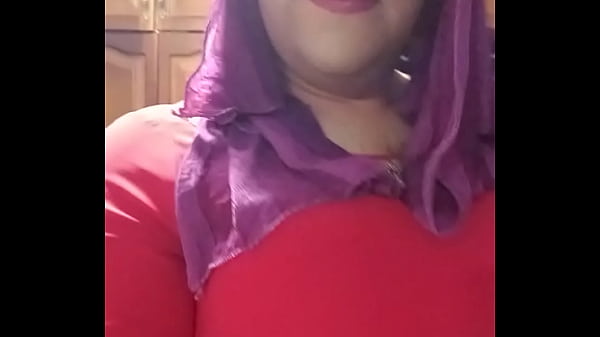 Travesti latina se desnuda y ensucia la tanga de su cu&ntilde;ada 