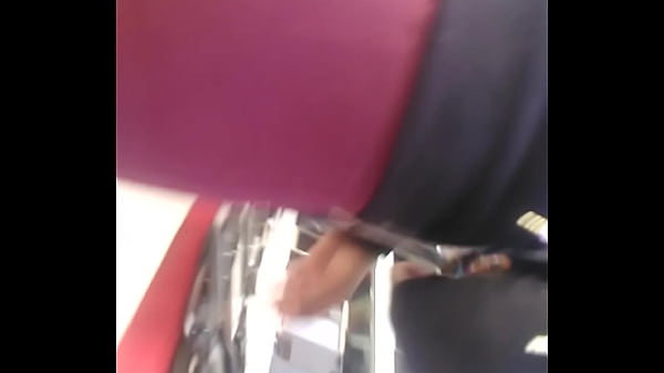 buen culito esperando el bus1212