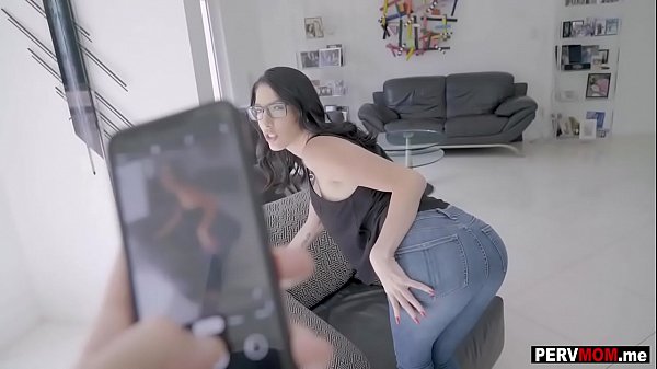 My sexy stepmom needed some pics for her dating profile