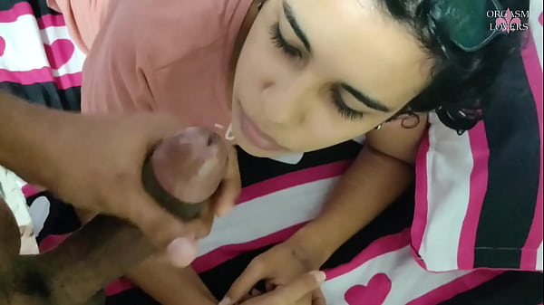 Mi tierna hermanastra no puede para de tragarse mi semen me vengo 3 veces en su boca