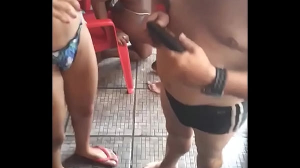 mamando no bar ao ar livre