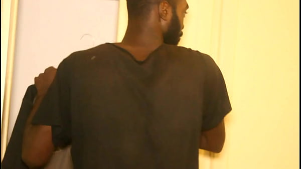 baise publique des touristes dans un parc a Yaound&eacute; pendant la coupe d'Afrique des nations de football au Cameroun. Cette femme se fait copieusement bais&eacute; en public par le touriste dans un parc