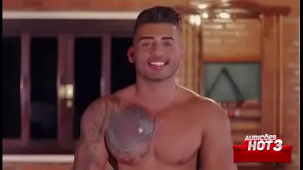 Dotado e malhado se pegando na sinuca  