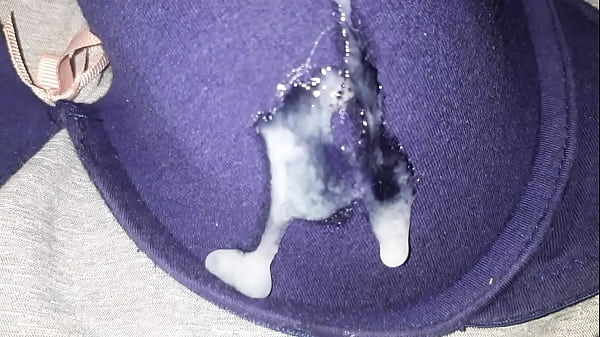 Me vine sobre el bra nuevo de mi compa&ntilde;era, le gusta que le deje la lecha a su ropa
