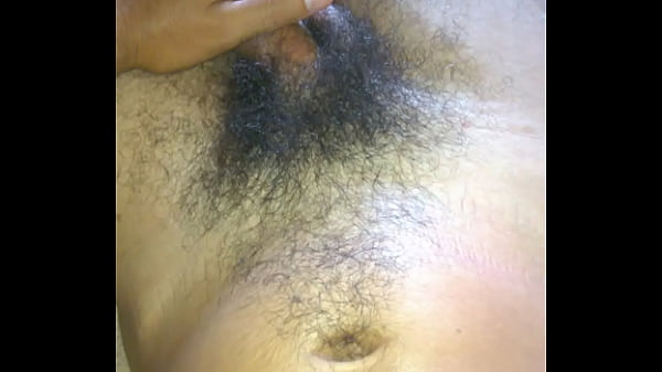 Exibindo a pentelhada do meu pau.