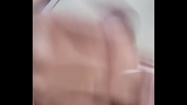 Usando el calz&oacute;n rojo de mi mujer 