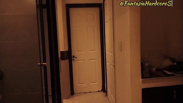 Mi paciente deja que le masajee la verga con mis manos y me coje bien duro