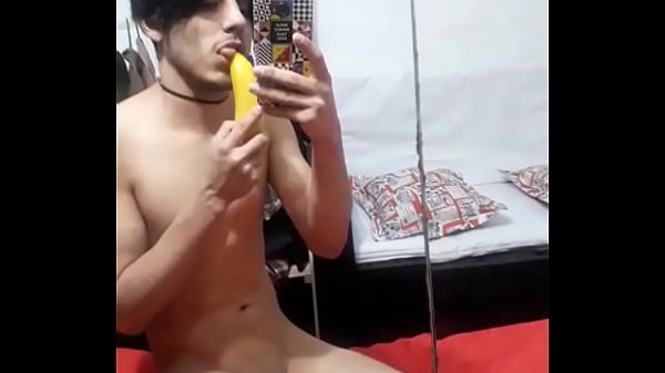 Gostoso chupa banana