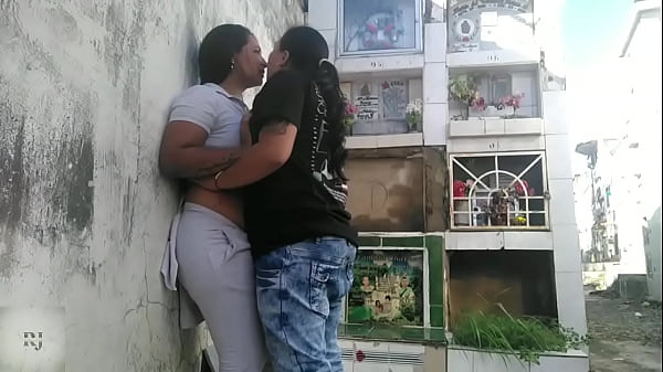 chicas gostosas no perdonan nada y tienen sexo l&eacute;sbico en el cementerio