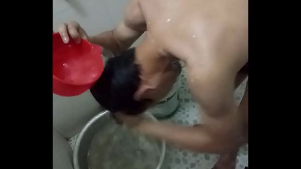 Boy tắm khoe th&acirc;n