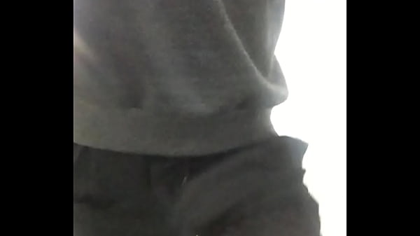 Andando pelo condom&iacute;nio sem cueca