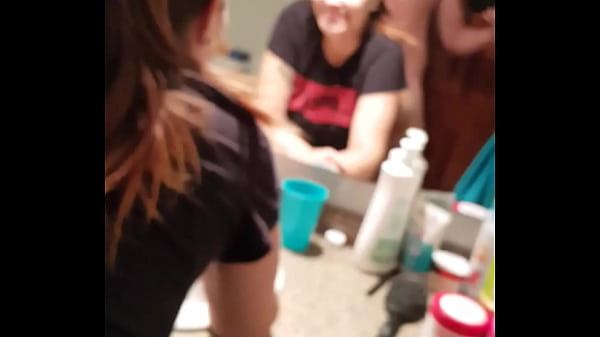 Transando no banheiro com a gostosa  casada