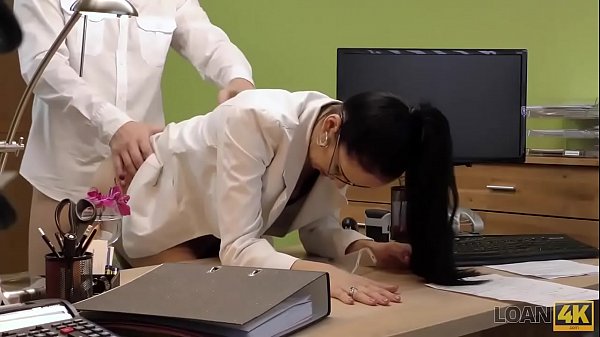 LOAN4K. Une brune donne sa chatte &agrave; un agent pour acheter du mat&eacute;riel de musique