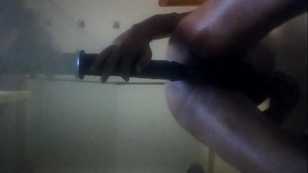 Mi scopo con  Cazzone trasparente e poi con un grosso cazzone nero attaccati al vetro della doccia 